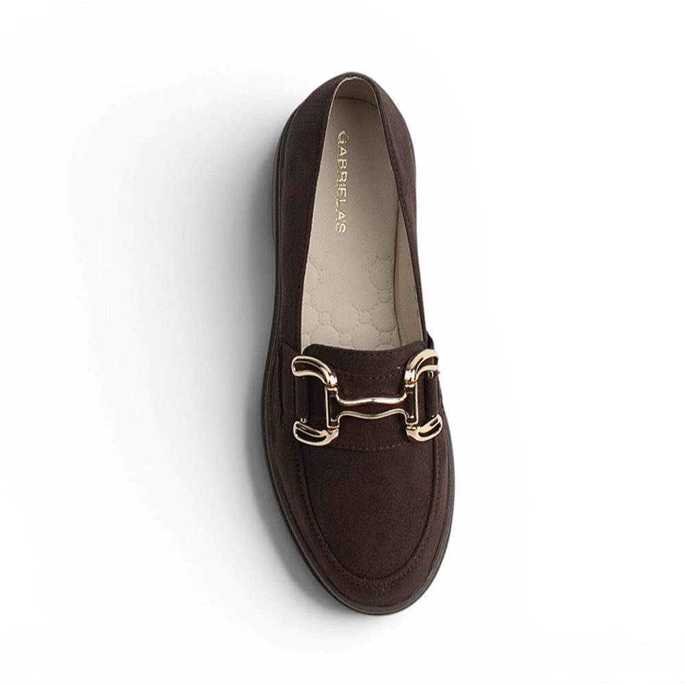 Vista superior del mocasín café para dama con herrajes metálicos decorativos, punta redonda y tacón bajo 3cm