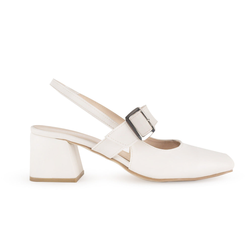 Vista lateral de zapatilla beige destalonada para mujer con hebilla ajustable en empeine con tacón ancho de 5cm