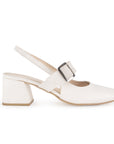 Vista lateral de zapatilla beige destalonada para mujer con hebilla ajustable en empeine con tacón ancho de 5cm