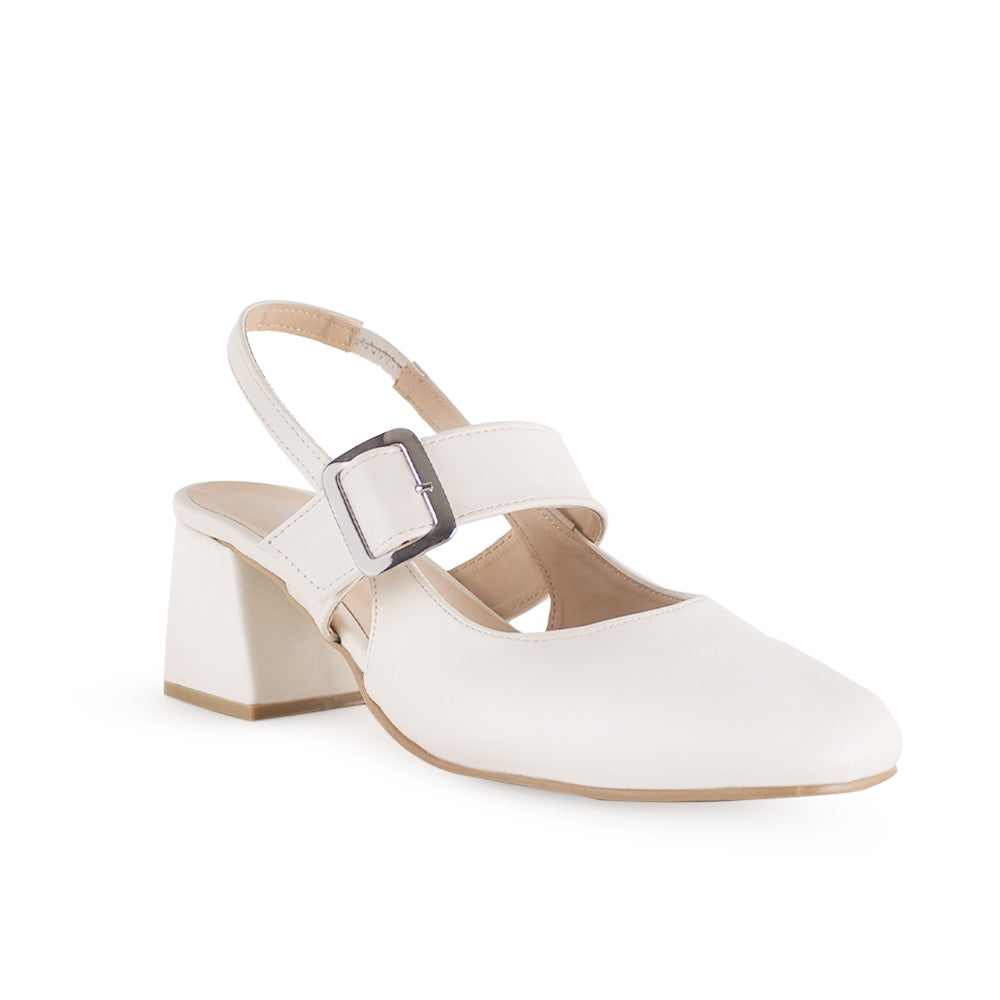 Vista diagonal de zapatilla beige para mujer con punta cerrada, hebilla ajustable y tacón bajo de 5cm