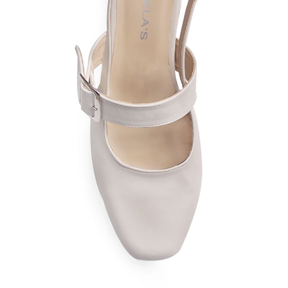 Vista de material cabra sintético en zapatilla beige para mujer con punta cerrada y hebilla ajustable