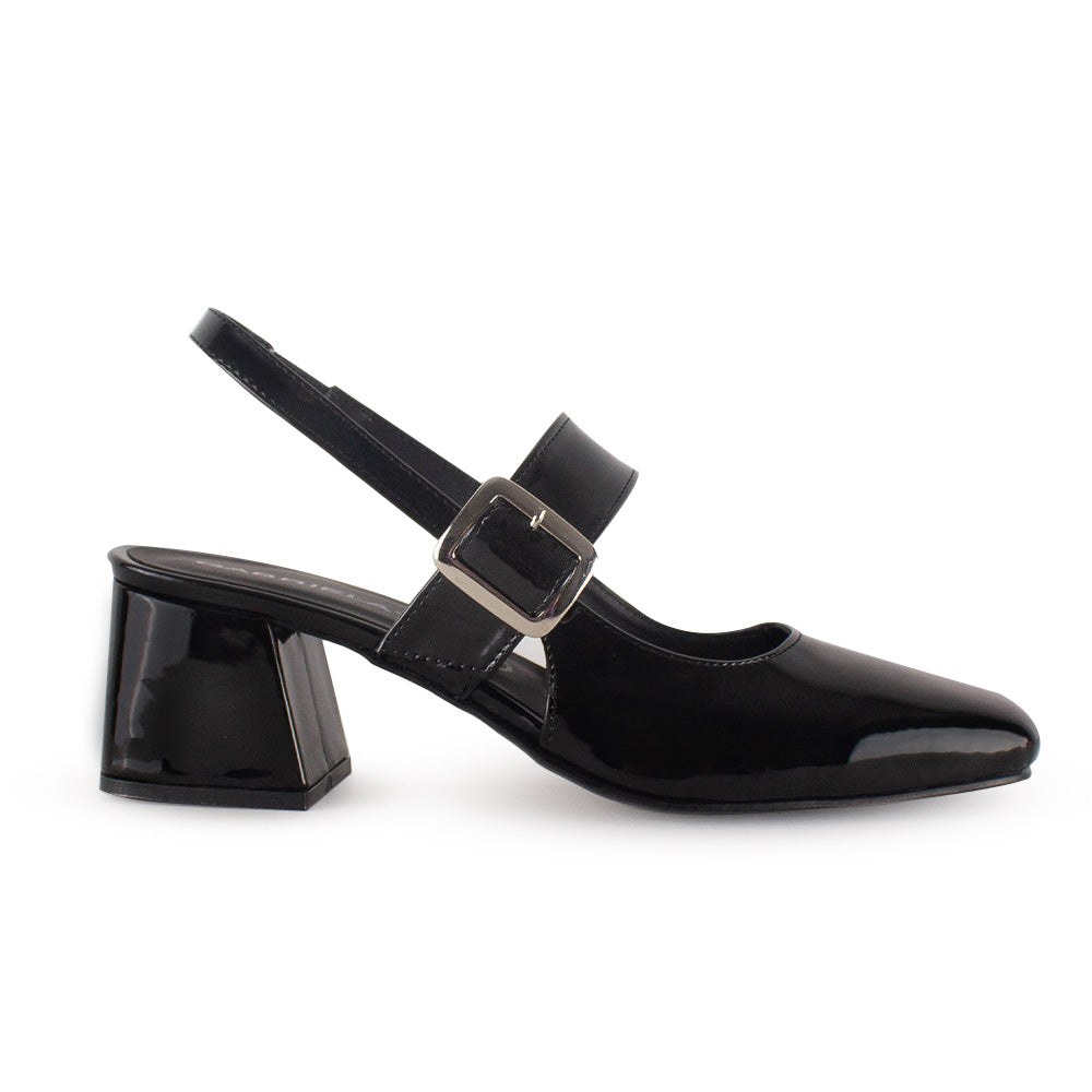 Vista lateral de zapatilla negra  destalonada para mujer con hebilla ajustable en empeine con tacón ancho de 5cm