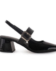 Vista lateral de zapatilla negra  destalonada para mujer con hebilla ajustable en empeine con tacón ancho de 5cm
