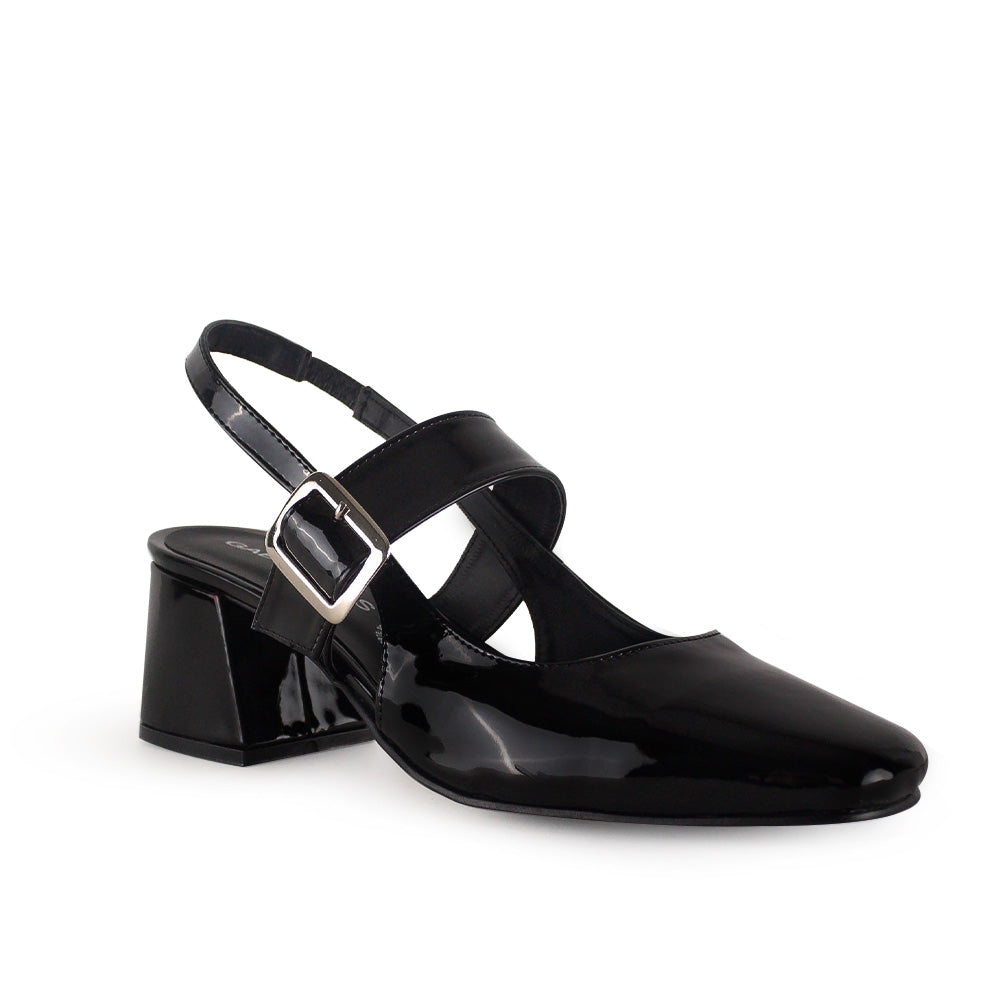 Vista diagonal de zapatilla negra para mujer con punta cerrada, hebilla ajustable y tacón bajo de 5cm