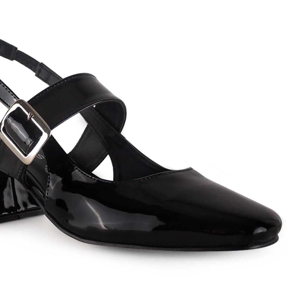 Vista a detalle de zapatilla negra para mujer con punta cerrada, hebilla ajustable y tacón bajo de 5cm
