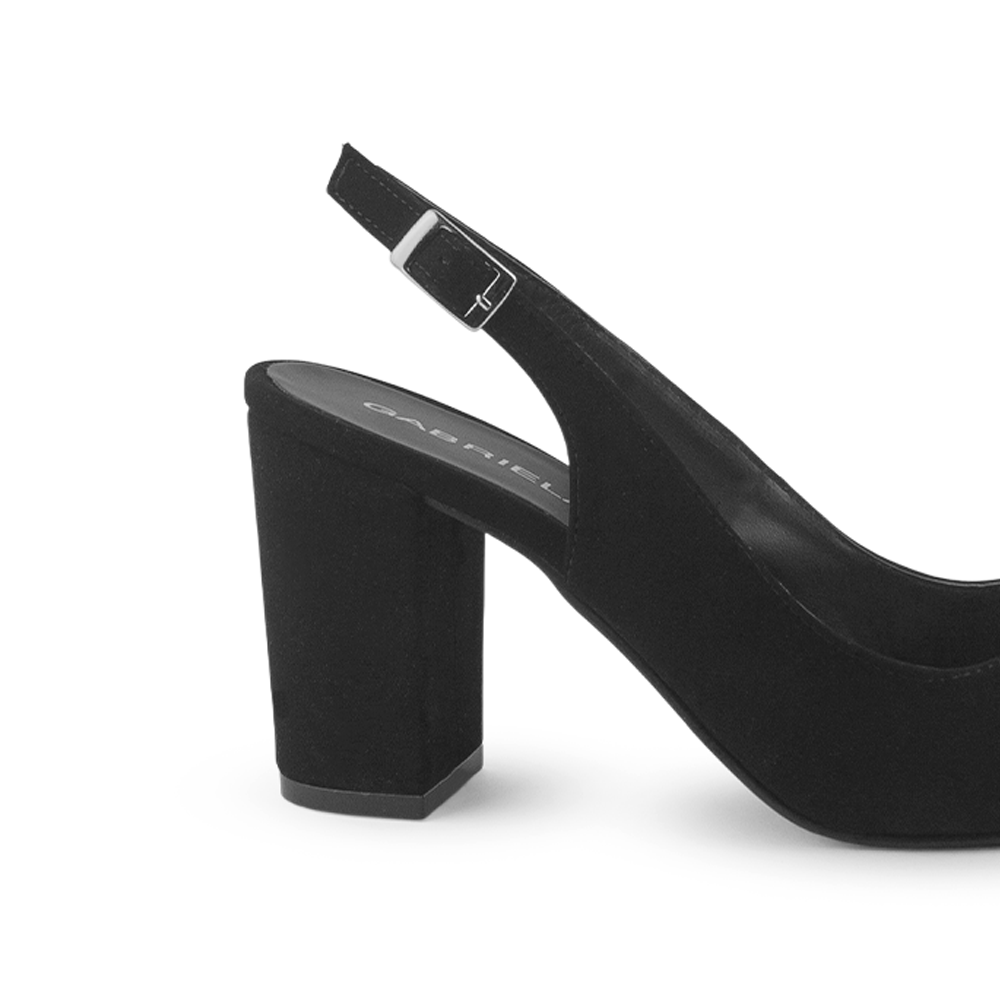 Vista trasera de tacón ancho medio de 9cm en zapatilla negra para mujer con ajuste de pulsera y hebilla diseño destalonado