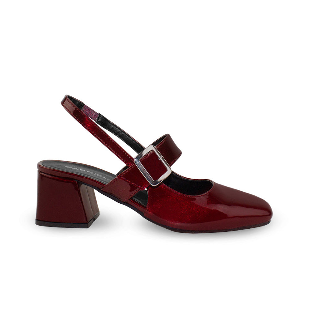 Vista lateral de zapatilla vino destalonada para mujer con hebilla ajustable en empeine con tacón ancho de 5cm