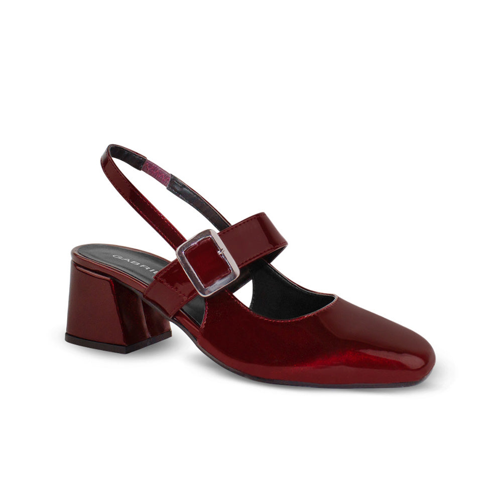 Vista diagonal de zapatilla vino para mujer con punta cerrada, hebilla ajustable y tacón bajo de 5cm