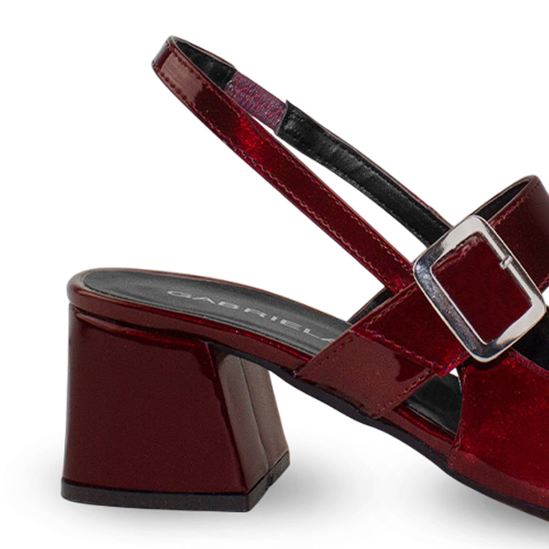Vista trasera de tacón ancho bajo de 5cm en zapatilla destalonada para mujer con punta cerrada color vino