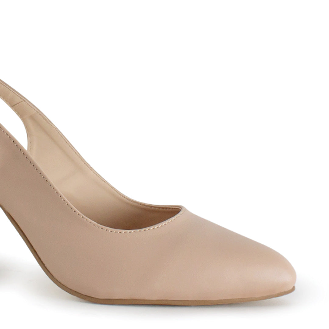 Vista a detalle de zapatilla para mujer con punta cerrada fina y tacón ancho de 9cm en color maquillaje