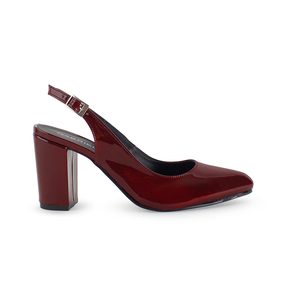 Vista lateral de zapatilla vino para mujer con punta cerrada fina y tacón ancho de 9cm