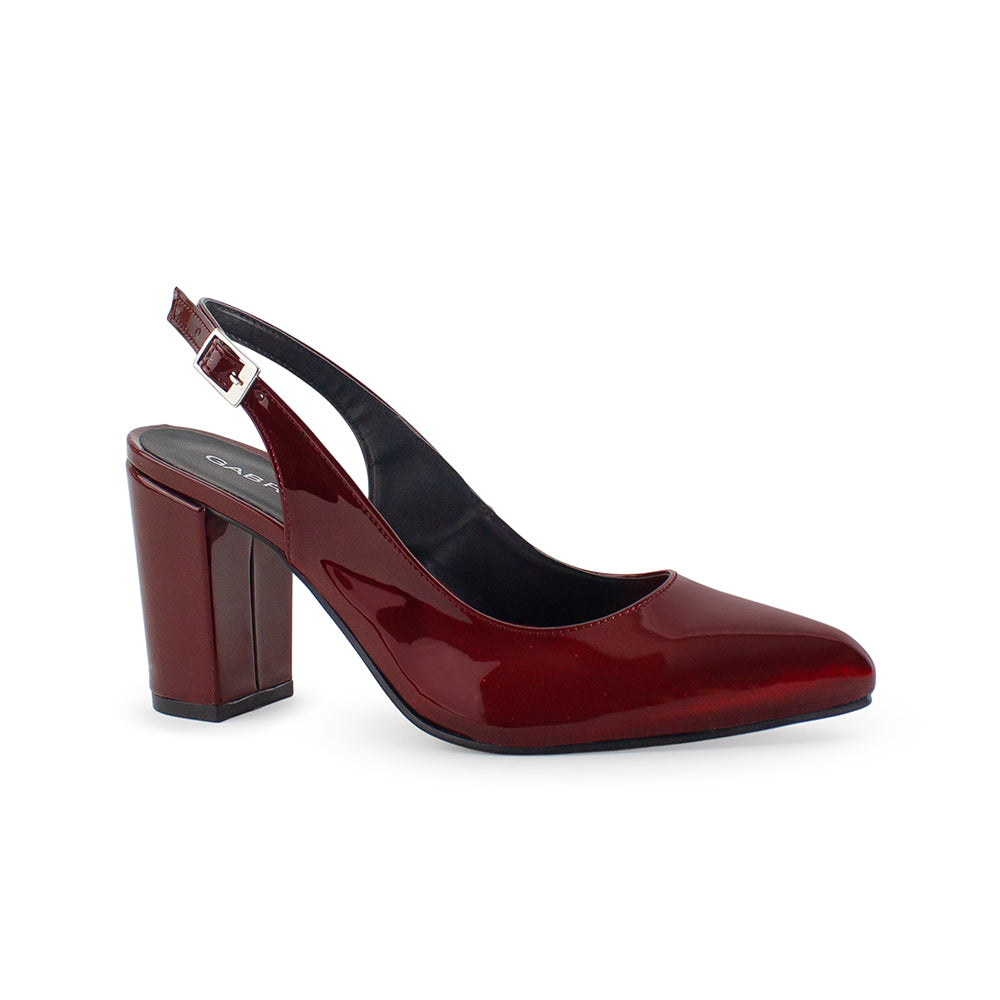 Vista diagonal de zapatilla vino para mujer con tacón de 9cm punta cerrada y destalonado