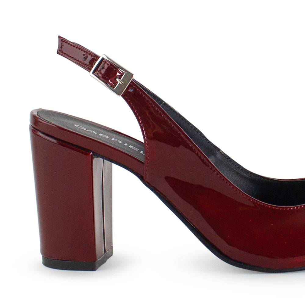 Vista trasera de tacón ancho medio de 9cm en zapatilla vino para mujer con ajuste de pulsera y hebilla diseño destalonado