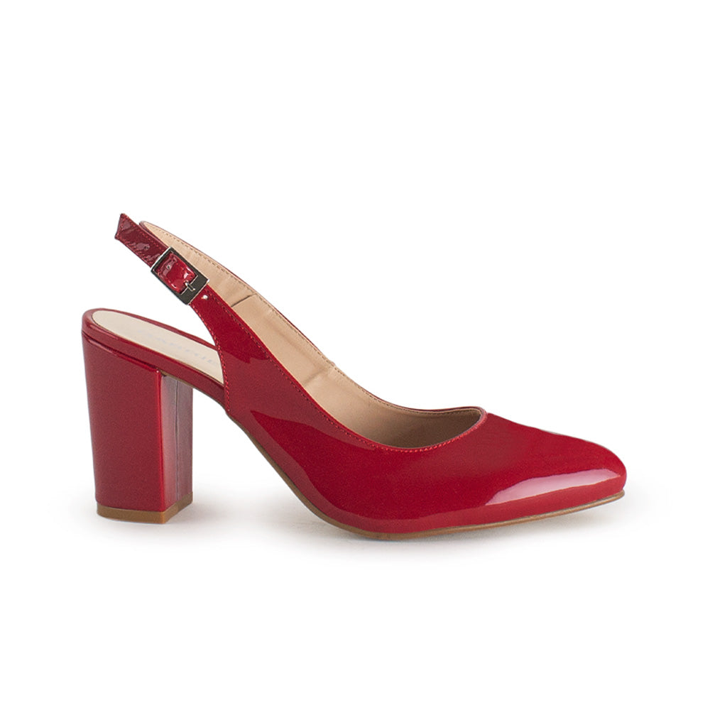Vista lateral de zapatilla roja para mujer con punta cerrada fina y tacón ancho de 9cm