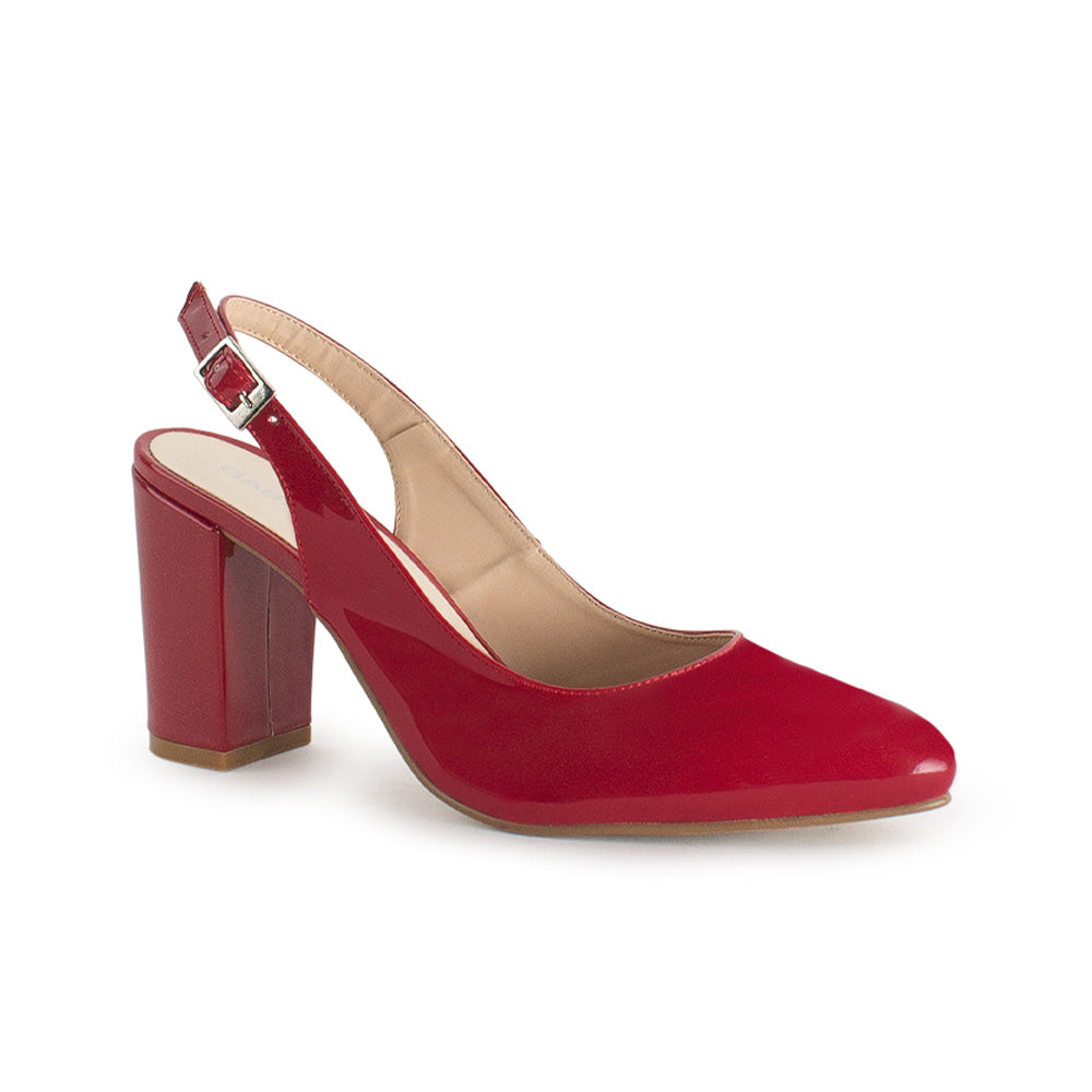 Vista diagonal de zapatilla roja para mujer con tacón de 9cm punta cerrada y destalonado