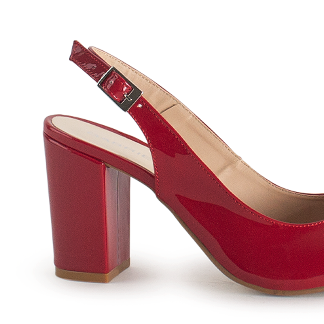 Vista trasera de tacón ancho medio de 9cm en zapatilla roja para mujer con ajuste de pulsera y hebilla diseño destalonado