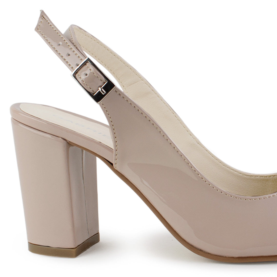 Vista trasera de tacón ancho medio de 9cm en zapatilla maquillaje para mujer con ajuste de pulsera y hebilla diseño destalonado
