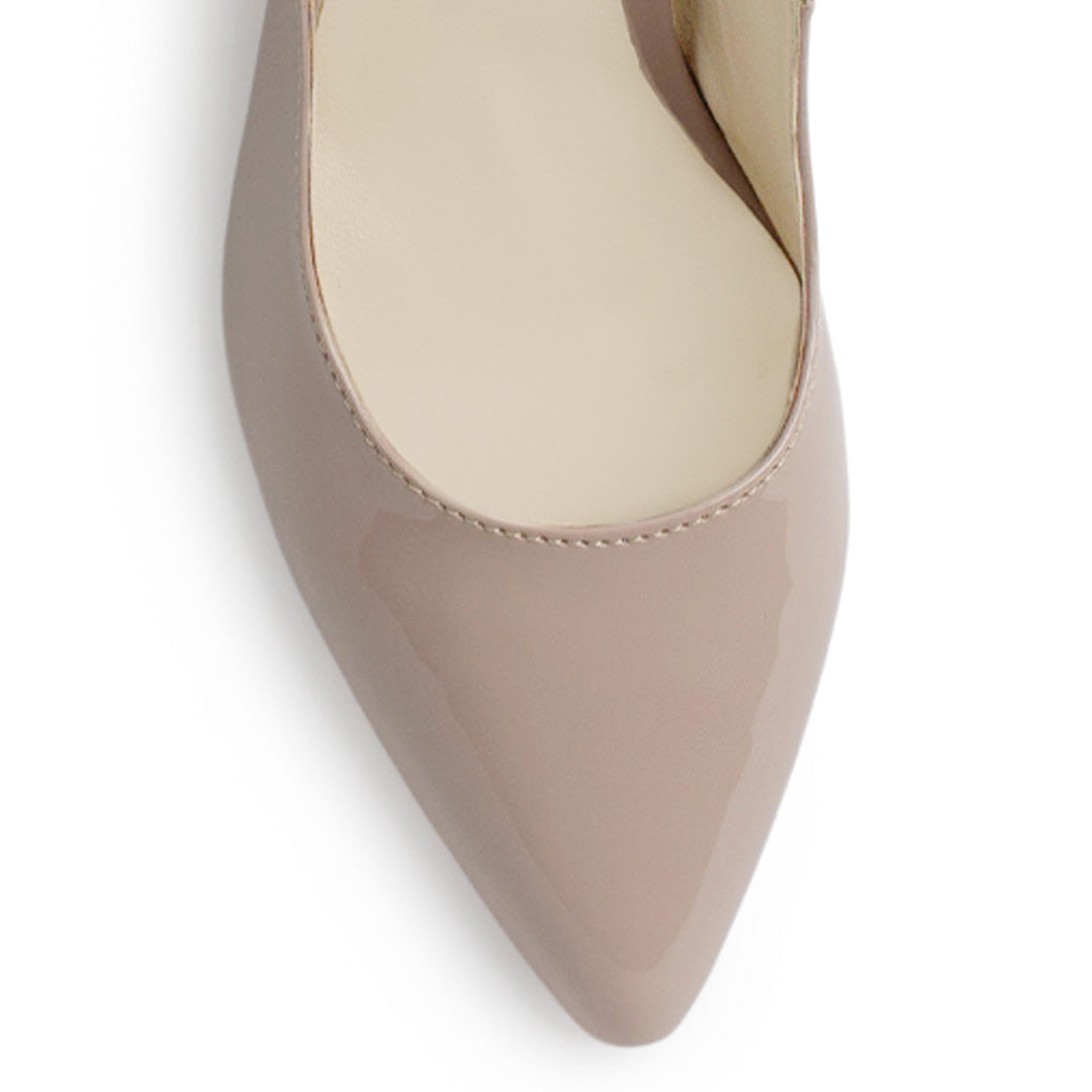 Vista de material charol en zapatilla maquillaje para mujer con punta cerrada y tacón medio de 9cm