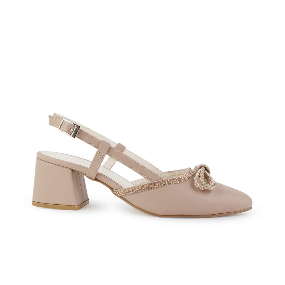 Vista lateral de zapatilla nude para dama con pulsera ajustable, punta fina, moño y tacón bajo 6cm 