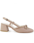 Vista lateral de zapatilla nude para dama con pulsera ajustable, punta fina, moño y tacón bajo 6cm 