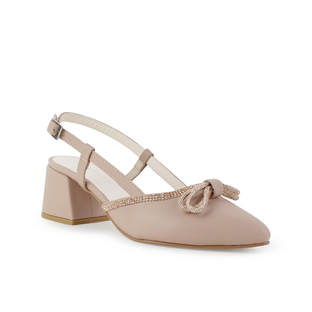 Vista diagonal de la zapatilla nude con punta fina, tacón bajo 6cm, moño y pulsera ajustable para dama
