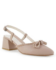Vista diagonal de la zapatilla nude con punta fina, tacón bajo 6cm, moño y pulsera ajustable para dama