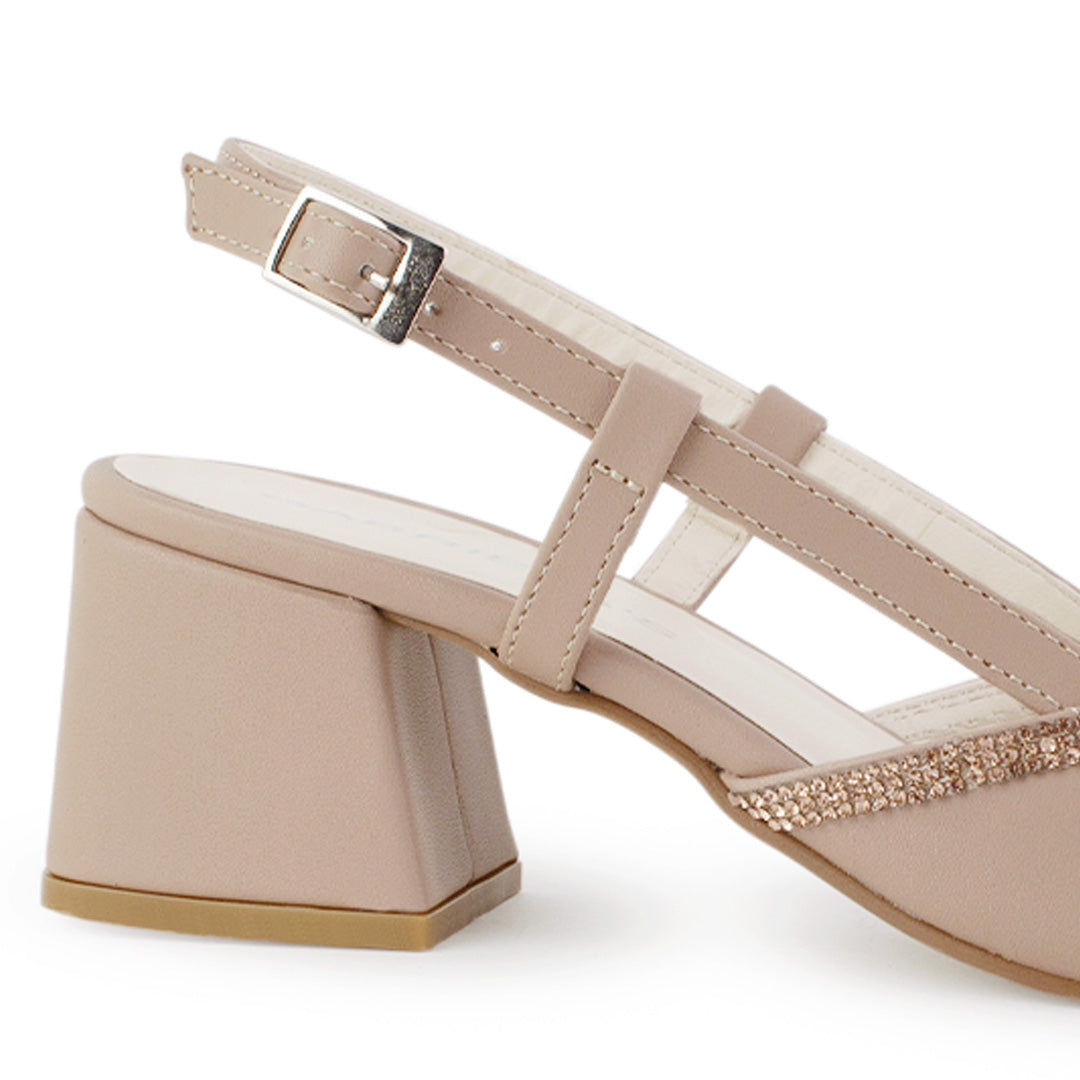 Vista trasera del tacón bajo 6cm en la zapatilla nude con punta fina para dama y pulsera ajustable 