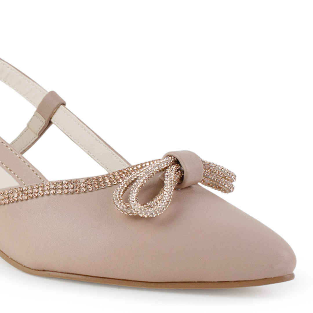 Detalle del material cabra sintético en zapatilla nude para dama con punta fina, moño y pulsera ajustable