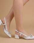 Zapatillas blancas de punta fina, con moño de pedrería, pulsera ajustable al tobillo y tacón bajo 6cm para dama