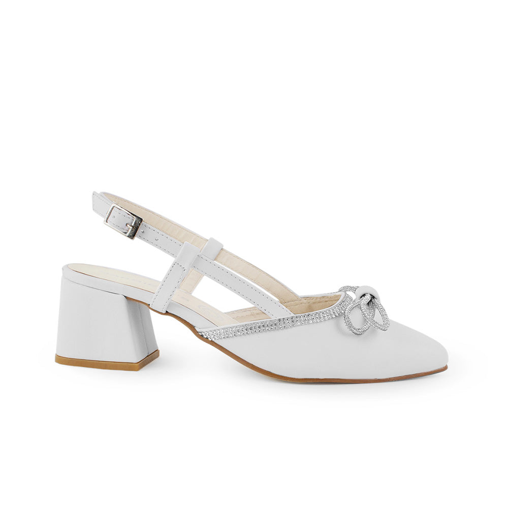 Vista lateral de zapatilla blanca para dama con pulsera ajustable, punta fina, moño y tacón bajo 6cm 