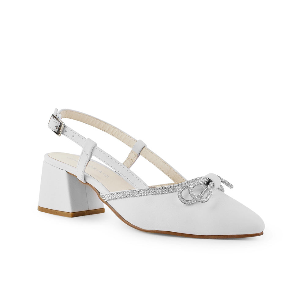 Vista diagonal de la zapatilla blanca con punta fina, tacón bajo 6cm, moño y pulsera ajustable para dama