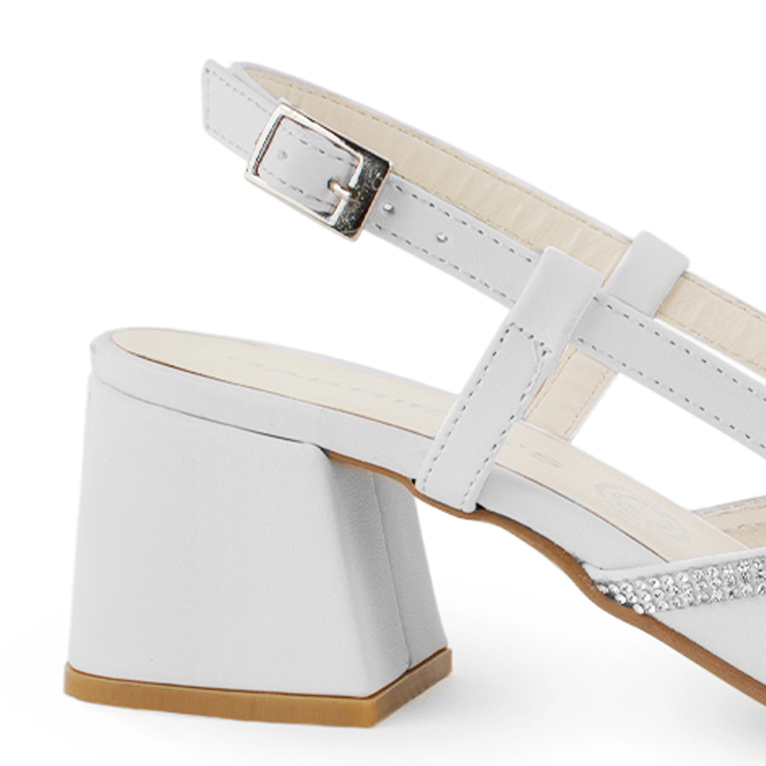 Vista trasera del tacón bajo 6cm en la zapatilla blanca con punta fina para dama y pulsera ajustable 