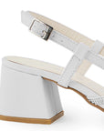 Vista trasera del tacón bajo 6cm en la zapatilla blanca con punta fina para dama y pulsera ajustable 