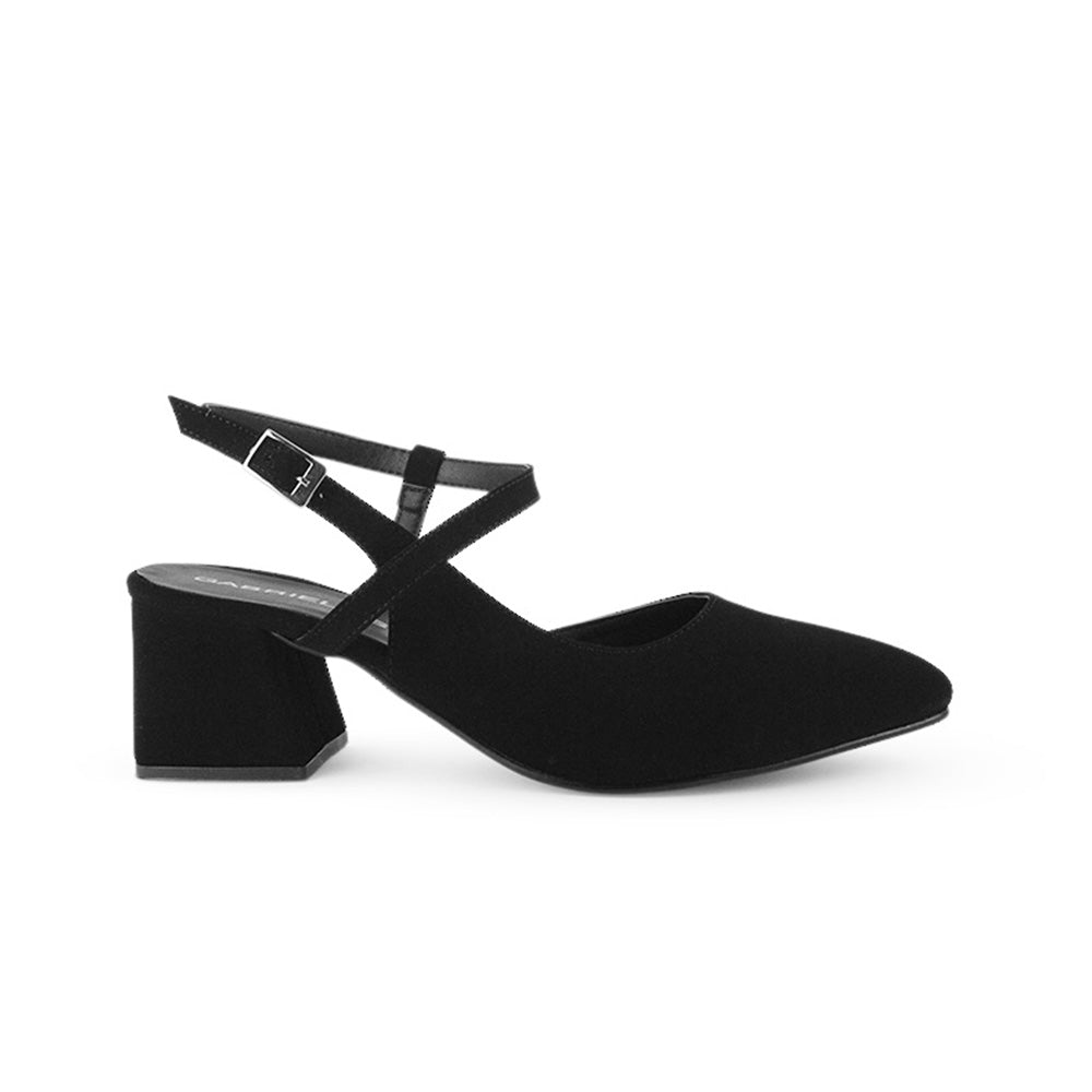 Vista lateral de zapatilla negra para dama de punta fina con pulsera ajustable y tacón bajo 6cm