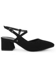 Vista lateral de zapatilla negra para dama de punta fina con pulsera ajustable y tacón bajo 6cm