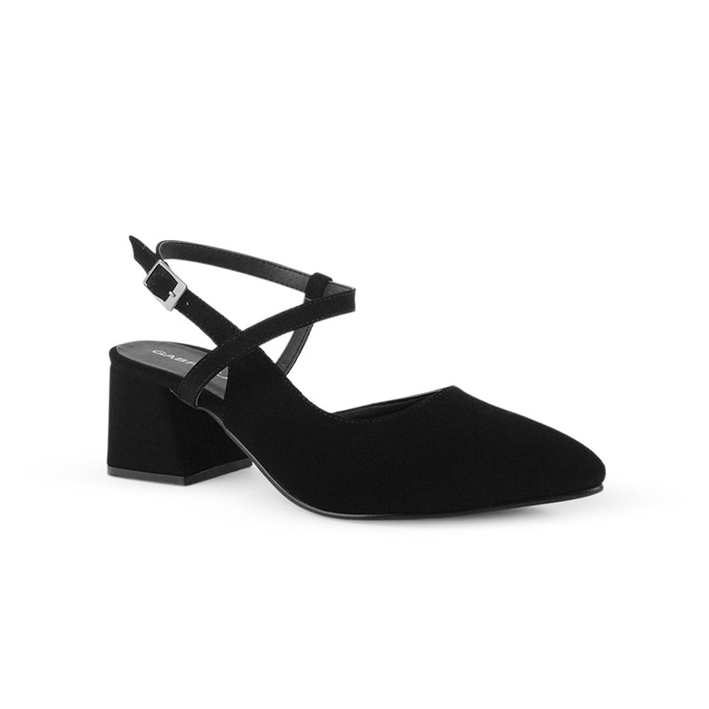 Vista diagonal de zapatilla negra con punta fina pulsera ajustable y tacón bajo 6cm para dama 