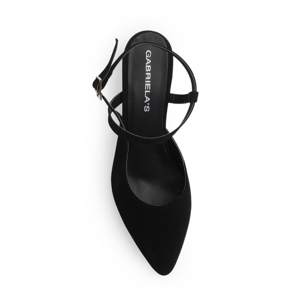 Vista superior de zapatilla negra con punta fina, pulsera ajustable y tacón bajo 6cm para dama 