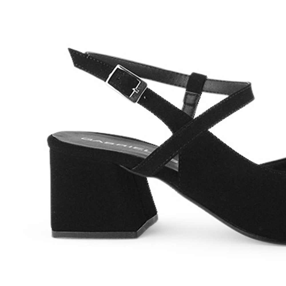 Vista trasera del tacón bajo 6cm en la zapatilla negra para dama con punta fina y pulsera ajustable 