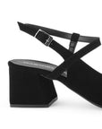 Vista trasera del tacón bajo 6cm en la zapatilla negra para dama con punta fina y pulsera ajustable 