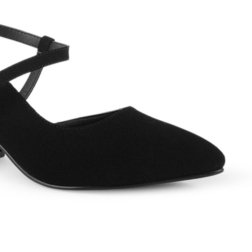 Detalle del material buck en la zapatilla negra de punta fina con tacón bajo 6cm y pulsera ajustable 
