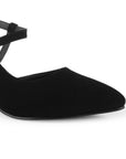 Detalle del material buck en la zapatilla negra de punta fina con tacón bajo 6cm y pulsera ajustable 