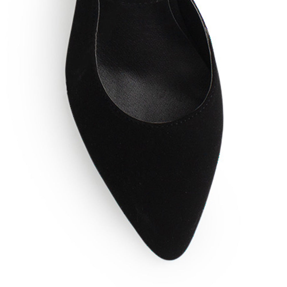 Vista del detalle en punta fina de la zapatilla negra para dama con tacón bajo 6cm 