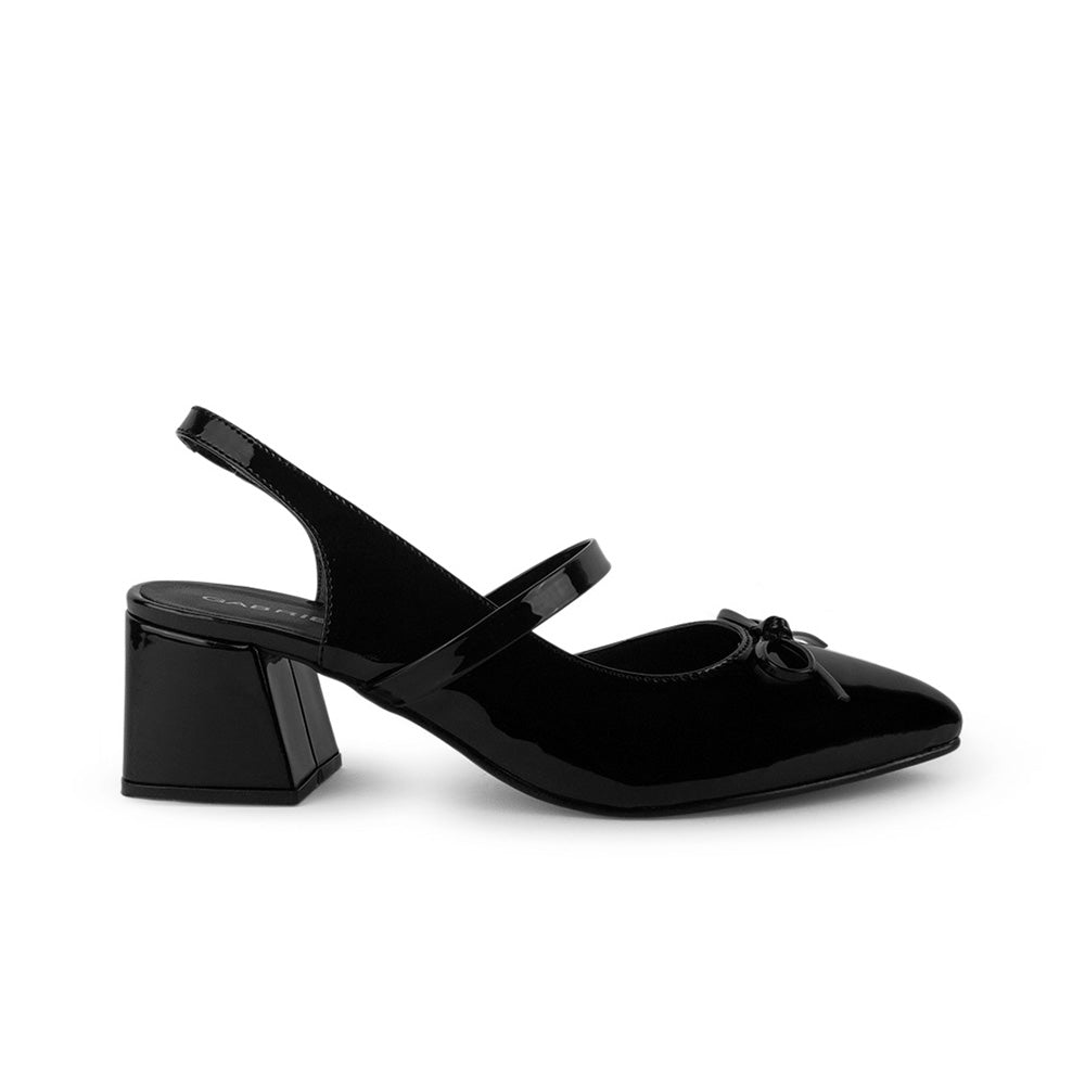 Vista lateral de zapatilla negra para mujer con moño destalonada y tacón ancho de 6cm 