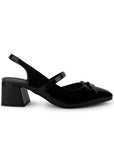 Vista lateral de zapatilla negra para mujer con moño destalonada y tacón ancho de 6cm 