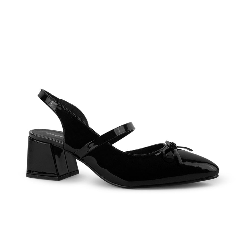 Vista diagonal de zapatilla negra destalonada para mujer de punta cerrada con moño y tacón ancho de 6cm