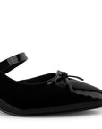Vista a detalle de moño en punta fina cerrada de zapatilla negra destalonada para mujer con tacón bajo de 6cm 