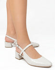 Zapatillas beige de punta fina con pulsera ajustable y tacón bajo 6cm para dama 