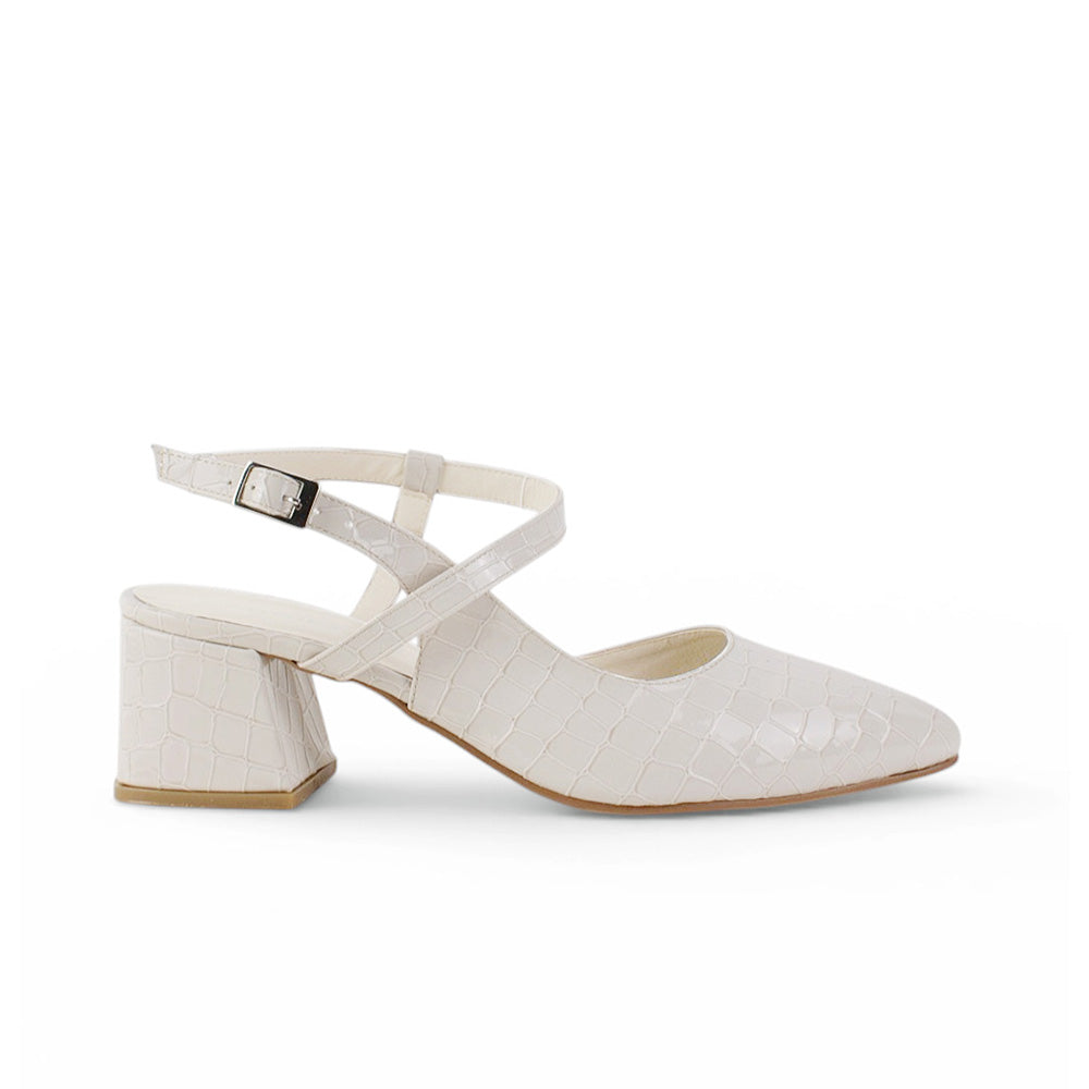 Vista lateral de zapatilla beige para dama de punta fina con pulsera ajustable y tacón bajo 6cm