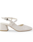 Vista lateral de zapatilla beige para dama de punta fina con pulsera ajustable y tacón bajo 6cm