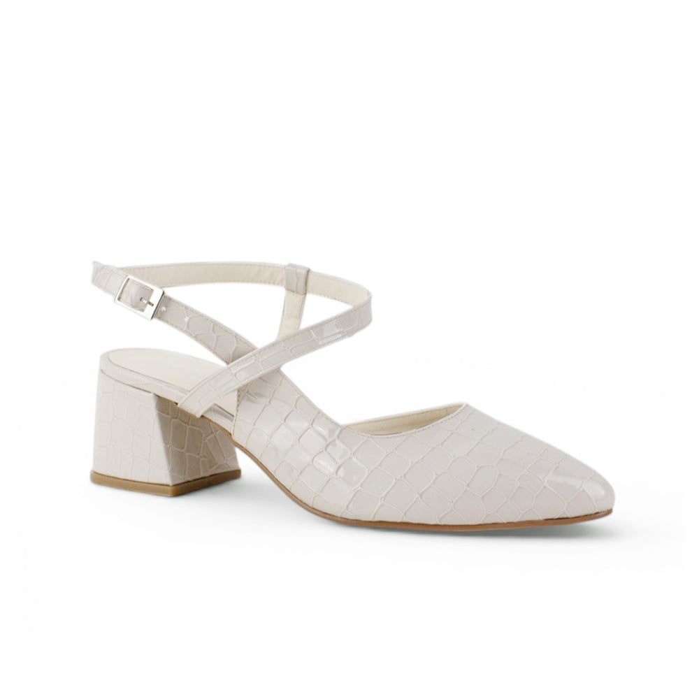 Vista diagonal de zapatilla beige con punta fina pulsera ajustable y tacón bajo 6cm para dama 